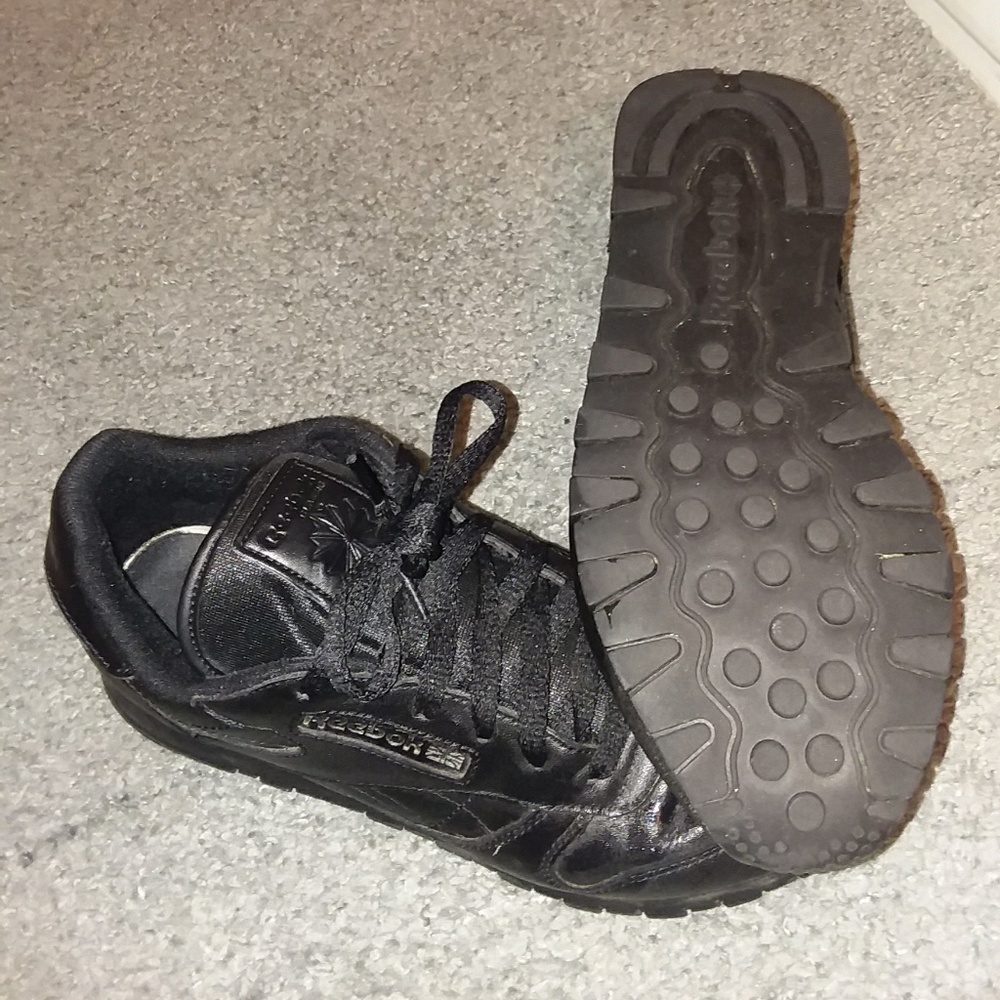 Tennis shoes